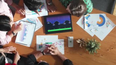 Çok kültürlü bir iş grubunun işbirliği ya da başarılı bir projeyi kutlamak için el ele tutuşması. Toplantı odasında birlikte çalışan akıllı pazarlama ekibini kapatın. Cemaat.