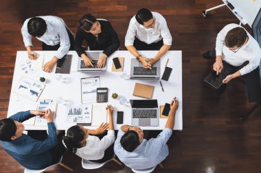 Ofiste sunum ya da analist ekibiyle toplantı odasında mali verileri analiz etmek için BI Fintech 'i kullanmak. İş adamları stratejik planlama için TV ekranında BI gösterge panelini inceliyor.