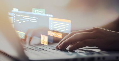 Yeni uygulama mobil telefon geliştirme için HTML, Python, Java ve C EIDE gibi çeşitli programlama dillerinin kodlama dijital örtüleri ile yazılım geliştirici veya programcı çalışması