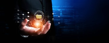 Verimli çalışma süreçleri için çevrimiçi belge dizinlerini yöneten iş adamı. Tüm önemli çevrimiçi belgelerinize kolayca güvenli ve hızlı bir şekilde erişim sağlayın. FaaS