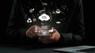 İş adamı CO2 emisyonlarını azaltmak için girişimlerde bulunuyor ve net sıfır hedefliyor. Daha yeşil bir gezegenin karbondioksitini azaltarak sürdürülebilirliğe olan bağlılığını gösteriyor. Kullanıcı Kimliği