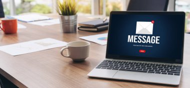 Bilgisayar ekranında rahatça görünen e-posta bildirim iletisi. Dijital pazarlama iletisi bilgi metni iş dünyasından müşteriye