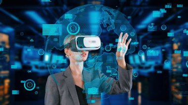 Kadın, gelecekteki küresel yenilik arayüzü VR tarafından el kaydırmalı dünya analiz monitörü kullanılarak dinamik pazar verilerini araştırıyor dijital bilgi ağı teknolojisi görsel hologram animasyonu. Kısıtlanma.