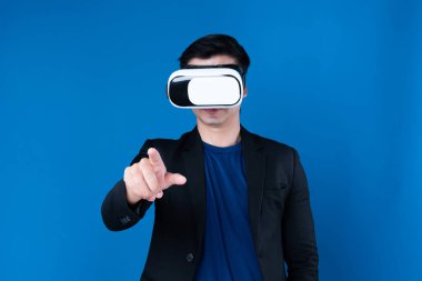 VR kulaklık takan profil işadamı ilginç mavi arkaplanlı fütüristik analitik iletişim teknolojisi sanal gerçekliğini izole etmek için metaevreleri birbirine bağlamaya çalışıyor. Entrika.