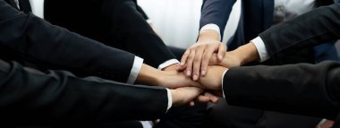 Ofis çalışanlarının el ele dizilmesi başarılı bir iş ortaklığı grubunu ve panoramik pankartta kamu işyerinde güçlü bir birlik takım çalışmasını sembolize ediyor. Kurnaz.