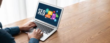 Model e-ticaret için SEO arama motoru optimizasyonu ve bilgisayar ekranında gösterilen çevrimiçi perakende işi