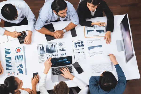 Üst düzey analist ekibi toplantı odasındaki mali verileri analiz etmek için BI Fintech 'i kullanıyor. İş anlayışı ve stratejik pazarlama planlaması için kağıt üzerinde analitik BI gösterge paneli. Tedbirli
