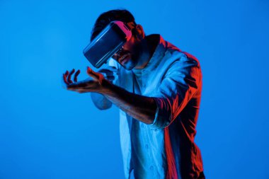 Kafkasyalı zeki bir adam VR gözlük takıyor ve hareket eden bir jest silahı taşıyor. Oyuncu, gelecekteki sanal gerçeklik kulaklığını ya da gelecekteki yenilikleri kullanarak meta dünyaya giriyor ya da aksiyon oyunu oynuyor. Sapma.