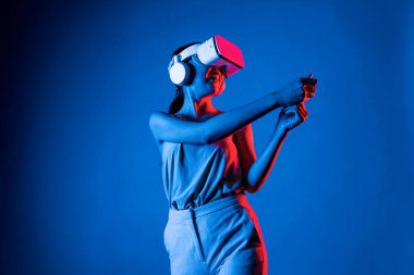 VR kulaklık takan zeki bir kadın metaevrene bağlanıyor, gelecekteki siber uzay topluluğu teknolojisi. Sanal sopayı hesaplayan ve kontrol eden zarif bir kadın ciddi ciddi golf oynuyor. Halüsinasyon.