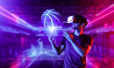 Kafkas sporcusu neon spor stadyumunda basketbol oynarken gündelik kıyafet ve sanal gerçeklik gözlüğü takıyor. Sporcu arenasında dururken elinde basketbol hologramı tutan bir sporcu. Sapma.