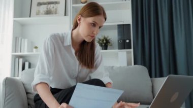 Stresli genç bayanın kredi kartı borçlarıyla ilgili mali sorunları var. Kötü kişisel para ve mortgage ödeme yönetimi krizinden korunmak için. Kadınlar aşırı harcama yüzünden finansal iflastan endişe ediyorlar.