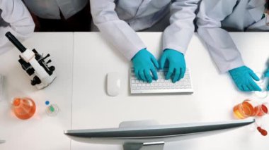 Bilimsel uzmanlığa, laboratuvar ekipmanlarına ve yenilikçi tıbbi biyoteknoloji yazılımına sahip laboratuvar sağlık araştırma ekibi yeni ilaçlar araştırıyor, tedavi geliştiriyor. Ağır çekim. Katı.