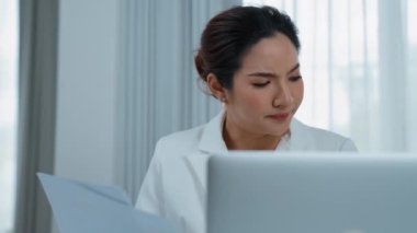 Borç ve ekonomik zorluklardan bunalmış, stresli bir iş kadını telefona sarılıp banka ya da üniversitelerle sözleşme imzaladı. İflas riskiyle birlikte gecikmiş fatura bildirimi. Canlılık