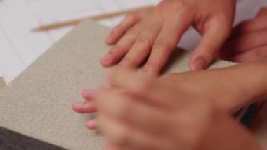 Yavaş çekim kapanış mimarı ve iç mimar. İç mekan tasarımı için tekstil malzemesi ve renk paletinden sunum yapıyor. Müşteri denetimi ve denetimine dayalı. Değiştirilmiş