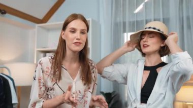 İki kadın nüfuzlu kişi canlı yayın yapan video klip eleştirisi kıyafetlerini sosyal medyada ya da blogda yayınlıyor. Stüdyo ışıklandırmalı mutlu genç kız çevrimiçi pazarlama oturumu yayını için..