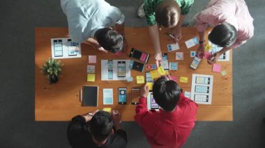 Mobil telefon arayüzü için Ux Ui tasarımı planlarken iş adamlarının yapışkan notlar üzerine yazı yazma fikrine tepeden aşağı bakış açısı. Bir grup yaratıcı tasarımcı kablo prototip tasarımı üzerinde çalışıyor. Cemaat.