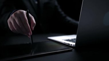 İş adamı, stratejik kararlar için değerli verileri çıkartarak arama motoru araştırması yapıyor. Kapsamlı araştırma ve SEO veri analizi için arama motorları kullanılıyor. Kullanıcı Kimliği