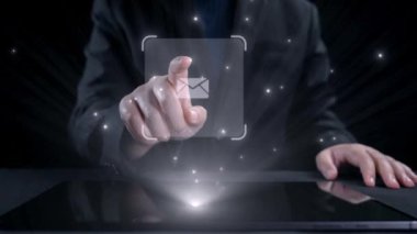 İş adamı e-posta kutusunu kontrol ediyor, daha iyi verimlilik için mesajları düzenliyor ve önceliklerini belirliyor. Etkili iletişim için akıllı e-posta teknikleri öğren. Kullanıcı Kimliği