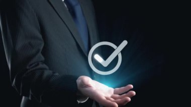 İş adamı, QC ve QA standartlarının karşılandığından emin olmak için katı kalite güvencesi protokolleri uyguluyor. Kalite güvencesi ile sertifikalı ürün mükemmelliğine ulaşmak. Kullanıcı Kimliği