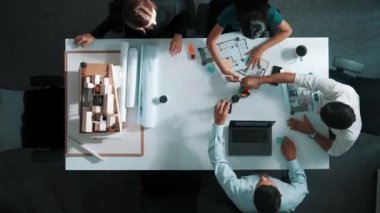 Birlikte çalışan mimar mühendisinin üst görüşü ve planlar hazırlamak ve toplantı için tasarım hazırlamak. Yöneticinin birlikte çalışırken modelle toplantı masasında yürümesi zaman aşımı. Hizalama.