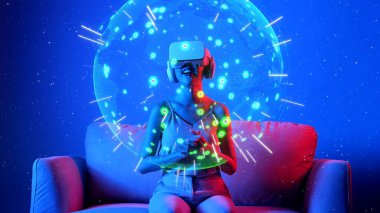 VR çemberindeki bir kadının kanepesinde otururken sinyal noktası istasyonu uluslararası dünya haritası neon ışıkta. Fütürist teknoloji küresel bağlantı tasarımı 3D dijital grafik. Halüsinasyon.