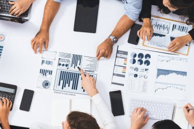 Üst düzey analist ekibi toplantı odasındaki mali verileri analiz etmek için BI Fintech 'i kullanıyor. İş anlayışı ve stratejik pazarlama planlaması için kağıt üzerinde analitik BI gösterge paneli. Tedbirli