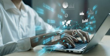 İş adamı, tahmin edilen büyük veri modellerinden gerçek zamanlı analizlere uzanan eğilimleri ve görüşleri ortaya çıkarmak için veri analizlerini derinlemesine inceleyerek, veri güdümlü kararların analitik endüstrileri nasıl ileri götürdüğünü öğrenir Faas