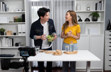 İki şef etkileyiciyle canlı yayında yemek pişirme programı. Video kameradaki özel kayıt için karışık salata ve giyinmeyi öğretiyorlar. Ekmek ekmeği, kepekli meze. İnfobahn.