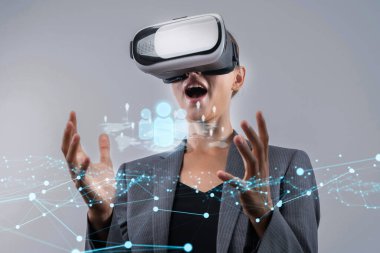 İş adamı ağ kurar, değerli bağlantılar kurar. Profesyonel ağı ve fırsatları genişletmek için etkili insanlar ağ stratejileri geliştiriyor.