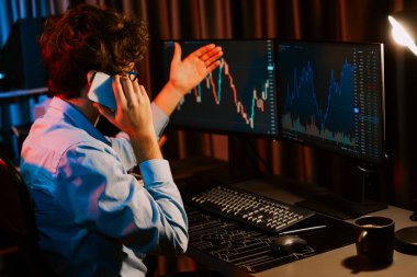 Genç tüccardan komisyoncuya, küresel piyasadaki kar döviz kuru yatırımına danışmanlık yaparak bilgisayar ekranında gerçek zamanlı olarak Neon Light Modern Office 'de. Borsa kavramı. Toplayıcı.