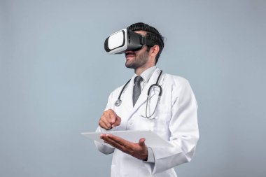 Tıbbi form tutarken VR gözlük ve laboratuvar önlüğü takan profesyonel bir doktor. Metastaz ya da sanal gerçeklik dünyasını hastalarla konuşmak ve onları iyileştirmek için kullanırken şekle bakan çekici bir doktor. Sapma.
