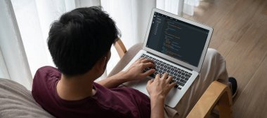 Model uygulama ve program kodlaması için bilgisayar ekranında yazılım geliştirme programlama