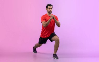 Vücut uzunluğunun tamamı atletik ve sportif genç bir adam tarafından izole edilmiş arka planda egzersiz pozisyonunda çekilmiştir. Sağlıklı aktif ve vücut bakımı yaşam tarzı.