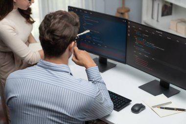 İki ekran ekranında yaratıcı web sitesi planlama yazılımını tartışan yetenekli geliştiriciler programı arka görüş konseptiyle ofiste tasarımı analiz eden tam yığın veri. Varsayım.