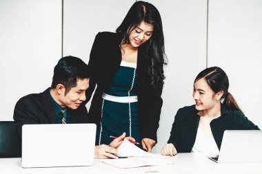 Grup toplantısındaki iş adamları iş arkadaşlarıyla ofiste çalışıyorlar. Şirket iş yeri konsepti. uds