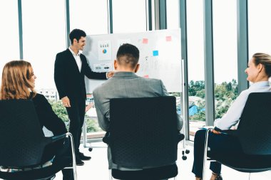 İş kadınları ve işadamları ofis odasında grup toplantısına katılıyorlar. Şirket iş ekibi konsepti. uds