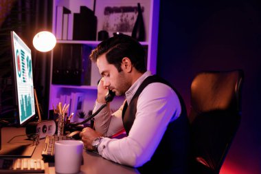 Akıllı iş adamı, telefon masasındaki ortağını ya da yatırımcıyı arıyor, hedef pazar veritabanı üzerinde tartışıyor, satış kanalı disiplinlerini analiz etmek için Neon Dark Light Room 'daki ürün servisini inceliyor. Tahmin et..