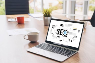 Model e-ticaret için SEO arama motoru optimizasyonu ve bilgisayar ekranında gösterilen çevrimiçi perakende işi