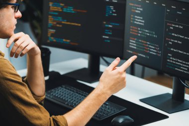 IT geliştiricisi, yazılım güncellenmiş yazılım sürümü kavramını yaratarak, kodlama uygulama ekranları üzerinde modern ev ofisteki pc monitörlerinde çevrimiçi yazılım geliştirme üzerinde çalışıyor. Toplayıcı.