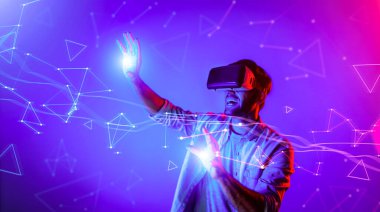 Akıllı adam veriye bakıyor ya da gözlük ya da VR kulaklık kullanarak büyük veri ya da sanal gerçekliğe bağlanıyor. Metastaz dünyasını keşfeden ve simüle edilmiş programa dokunan beyaz bir insan. Teknoloji. Sapma.