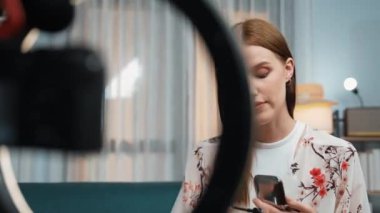 Kadın Etkilenen Vlog video görüntülerini canlı yayınlıyor Makyaj primi sosyal medya veya blog. Kozmetik stüdyosu ışıklandırmalı mutlu genç kız çevrimiçi pazarlama oturumu yayını için..
