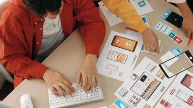 Mobil uygulama ya da web sitesi için kullanıcı arayüzü prototipi planlayan şirket çalışanlarının en iyi görünüm videosu. UX UI tasarımcı beyin fırtınası kullanıcı dostu arayüz planı. Sinerjik