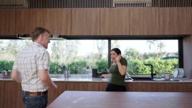 Güzel, yaşlı bir çift, el gösterisinin keyfini çıkarırken mutlu bir şekilde güzel olaylardan ya da mutfaktaki haberlerden bahsediyorlar. Neşeli büyükbaba ve büyükannenin mutlu bir ilişkileri ve aileleri var. Uyumsuzluk.