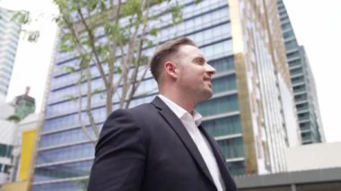 İş adamları pazarlama raporlarını Green City 'de iş yerinde yürürken telefonla kontrol ediyorlar. Profesyonel yönetici cep telefonuna bakıyor ve çevrede ağaç ve gökdelen ile buluşmaya gidiyor. Urbane.