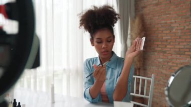 Kadın nüfuzlu kişi canlı yayında video görüntülerini çekiyor. Makyaj çok önemli sosyal medya ya da blog. Kozmetik stüdyosu ışıklandırmalı mutlu genç kız çevrimiçi pazarlama oturumu yayını için..