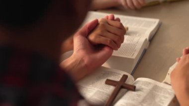 Hristiyan katolik takipçilerle dinsel bağlılık ve maneviyat duygusu doludur. Ağır çekimde Hıristiyan insanlar birlikte dua ederken el ele tutuşup grup duası yapıyorlar. Filizlenen