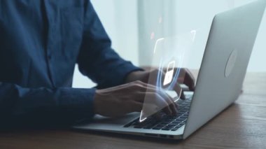 İş adamı siber güvenliğin özünü keşfeder. Siber koruma yöntemlerini, tehditleri derinlemesine araştır ve siber güvenlik duruşunu güçlendir. Siber güvenlik çağında UUID 'de gezinmek için gerekli