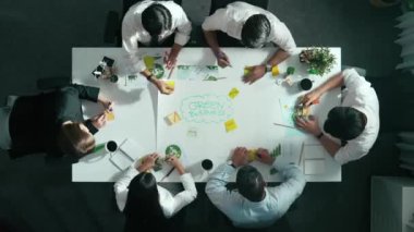 Profesyonel iş adamlarının zihin haritasını kullanarak beyin fırtınası yapmak için birlikte çalıştıklarına dair üst düzey bir görüş. Akıllı yöneticilerin sürdürülebilir enerji hakkında konuştuğu ve tartıştığı hava görüntüsü. Hizalama.