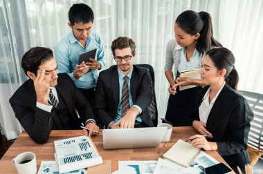 Ofis masasındaki finansal veri raporlarını analiz eden çeşitli bir grup iş analisti. Stratejik pazarlama planlaması için iş istihbarat analizine göre grafikler ve grafikler.