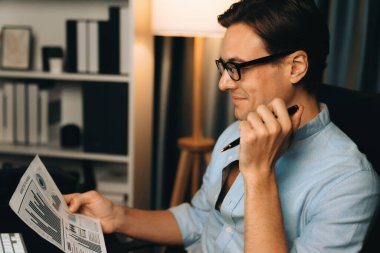 Elinde evrak tutarak gülen zeki iş adamları en çok kar getiren şirket grafiği için bilgisayarla karşılaştırıldığında paragraf dinamik veritabanı oluşturur. Bireysel.